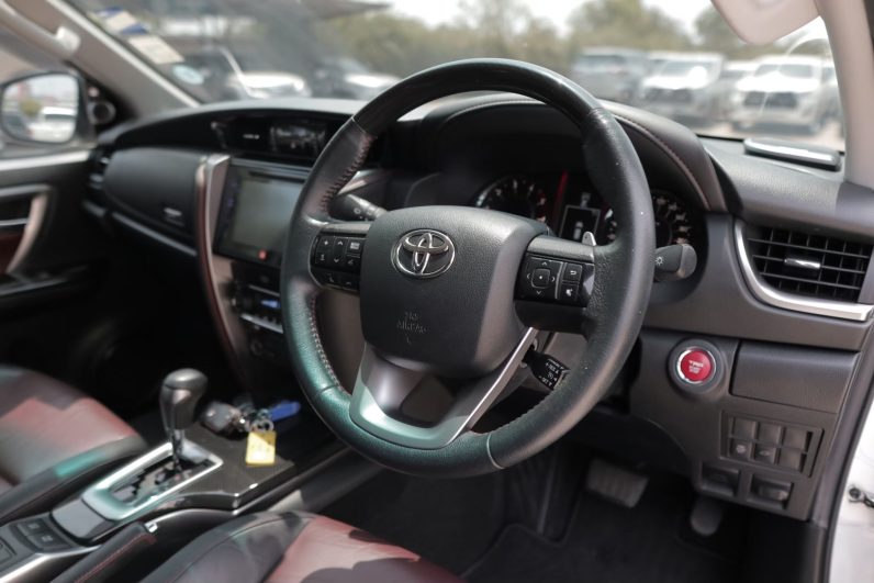 
								TOYOTA FORTUNER 4WD 2.8 TRD SPORTIVO Black Top 2019 full									