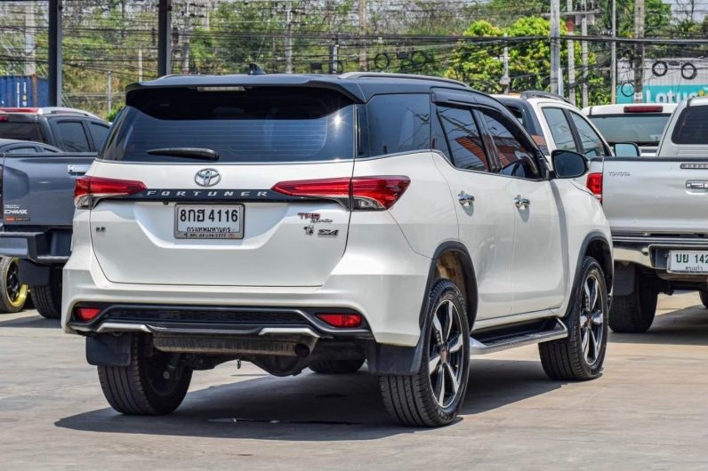 
								TOYOTA FORTUNER 4WD 2.8 TRD SPORTIVO Black Top 2019 full									